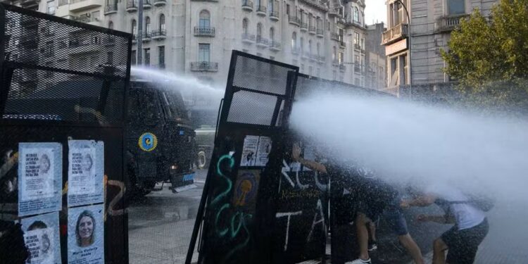 Policiais e manifestantes entram em confronto na Argentina enquanto Congresso discute reforma trabalhista