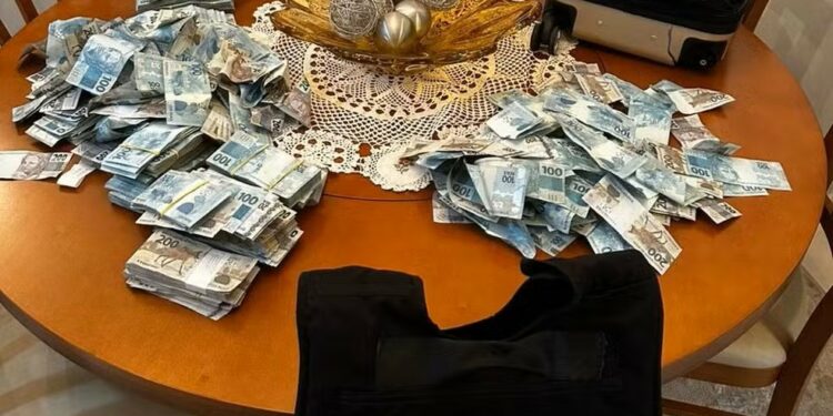 Dinheiro é jogado pela janela durante operação que investiga Rioprevidência e Banco Master