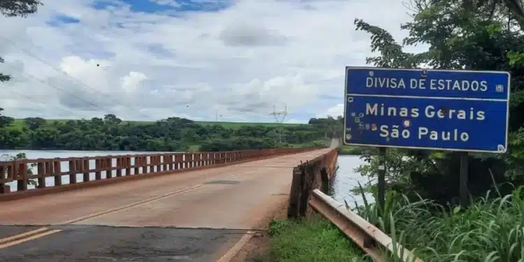 Ponte que liga SP a MG é totalmente interditada por apresentar trincas