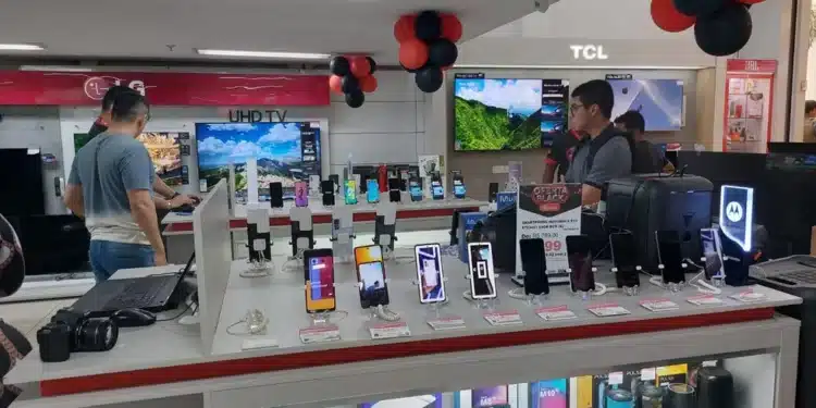 Governo espera arrecadar R$ 14 bilhões neste ano com alta na tarifa de importação de mais de mil produtos; celulares foram taxados