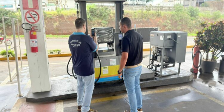 Procon Araxá intensifica fiscalizações e divulga tabela de preços dos combustíveis no município