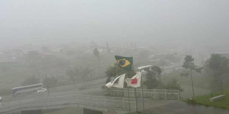 Defesa Civil alerta para risco de temporais e ventos de até 70 km/h em Araxá