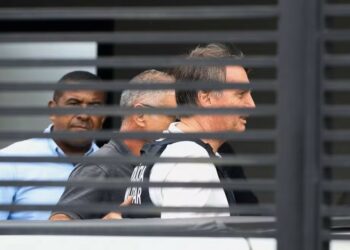 Bolsonaro recebe alta e chega em casa para cumprir prisão domiciliar