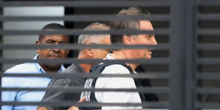 Bolsonaro recebe alta e chega em casa para cumprir prisão domiciliar