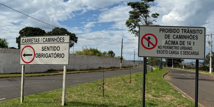 Prefeitura reforça orientação sobre circulação de caminhões pesados nas avenidas centrais de Araxá