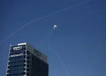 Irã ataca Israel pela primeira vez após ascensão do filho de Khamenei