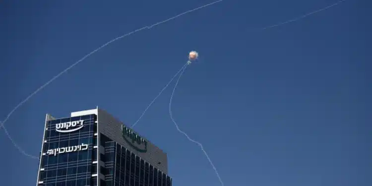 Irã ataca Israel pela primeira vez após ascensão do filho de Khamenei