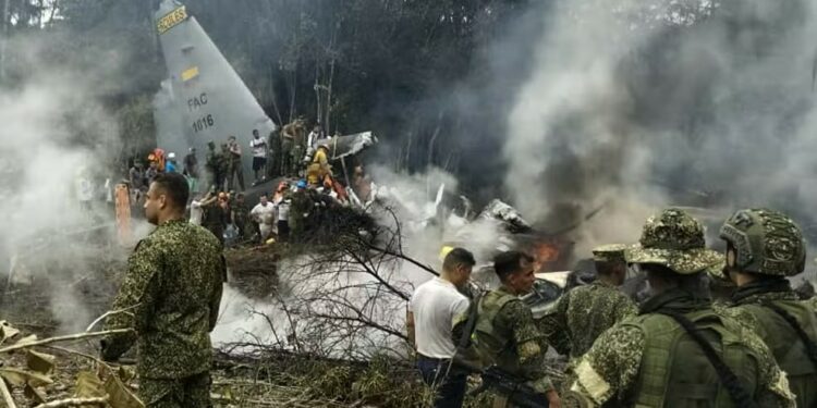 Avião militar cai na Colômbia com mais de 120 soldados a bordo; autoridades confirmam 34 mortos