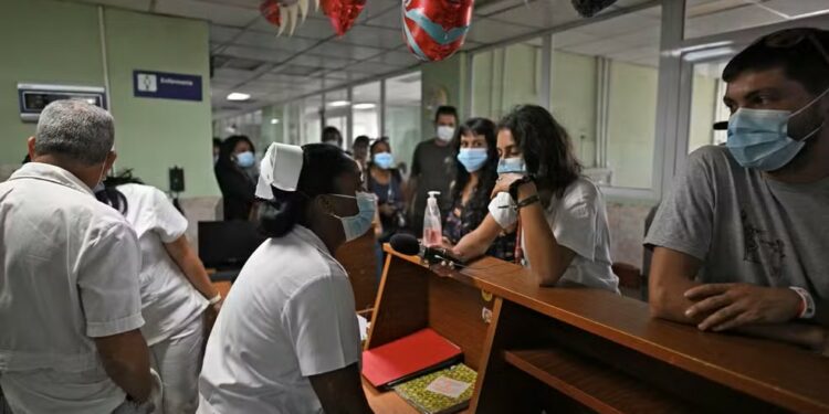 Crise em Cuba faz médicos escolherem quais crianças recebem atendimento em hospital