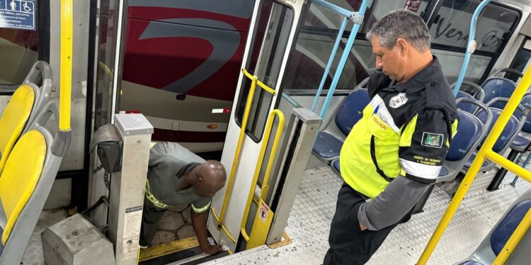 Prefeitura de Araxá realiza vistoria anual dos ônibus do transporte coletivo