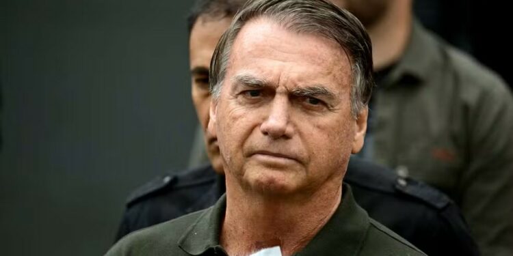 Bolsonaro recebe alta da UTI e é transferido para quarto