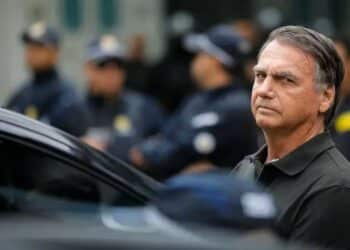 Bolsonaro está na UTI com broncopneumonia, diz boletim médico