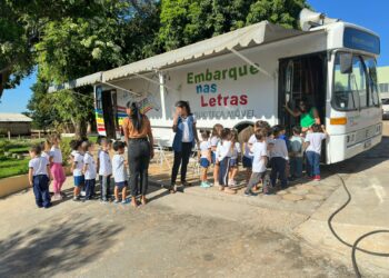 Biblioteca Móvel leva leitura gratuita aos bairros de Araxá e celebra 26 anos