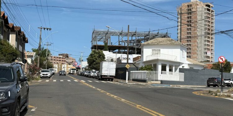 Prefeitura realiza interdição parcial da Avenida Senador Montandon nesta sexta-feira (1º)