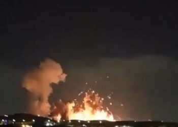 EUA atacam depósito de munições do Irã com bombas antibunker