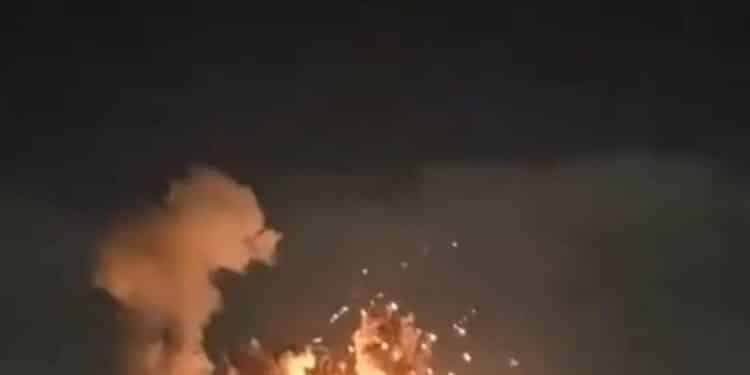 EUA atacam depósito de munições do Irã com bombas antibunker