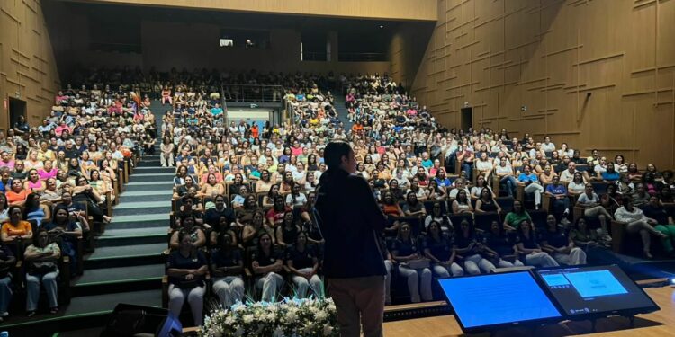 Mais de mil professores da rede municipal participam de palestra com neurocientista sobre aprendizagem