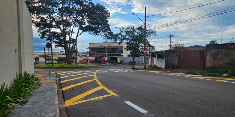 Rua Santa Cruz recebe nova sinalização e passa a ser mão única