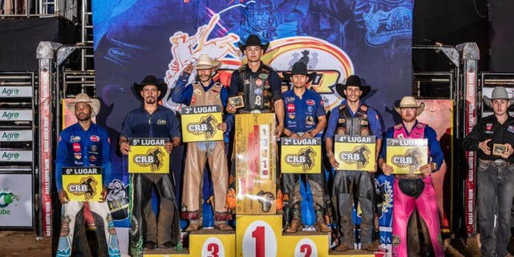 Vinícius Arcanjo é o grande campeão do rodeio do Araxá Rodeio Show