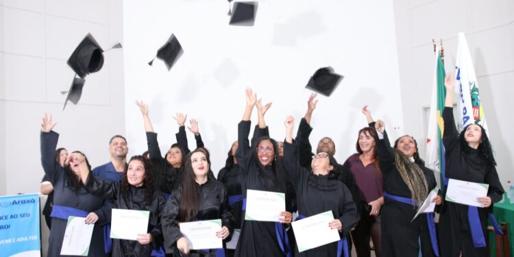 Prefeitura de Araxá forma 36 alunos da EJA e mantém matrículas abertas o ano todo