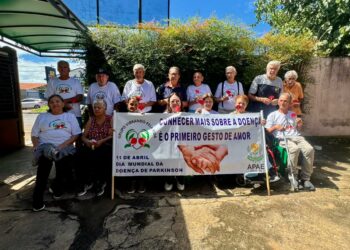 Atendimento interdisciplinar oferece suporte a pessoas com Parkinson e suas famílias; saiba como participar