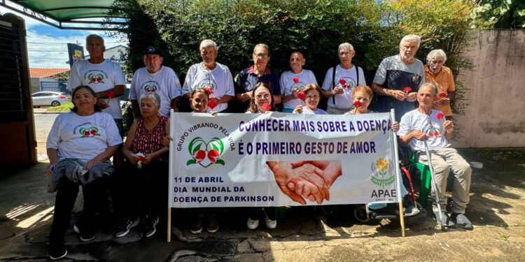 Atendimento interdisciplinar oferece suporte a pessoas com Parkinson e suas famílias; saiba como participar