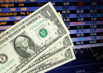 Dólar segue abaixo dos R$ 5 e Ibovespa sobe com expectativa de negociações entre EUA e Irã