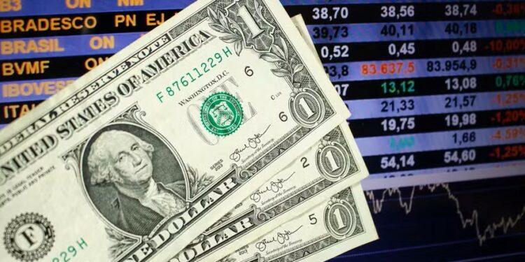 Dólar segue abaixo dos R$ 5 e Ibovespa sobe com expectativa de negociações entre EUA e Irã