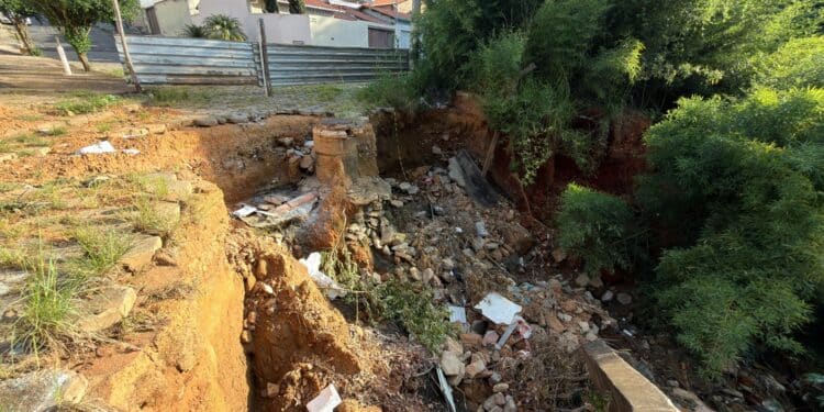 Prefeitura inicia obras para recuperação de erosão no bairro Jardim América