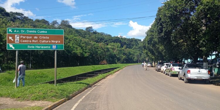 Obra na rede de drenagem altera trânsito na Avenida Dâmaso Drummond