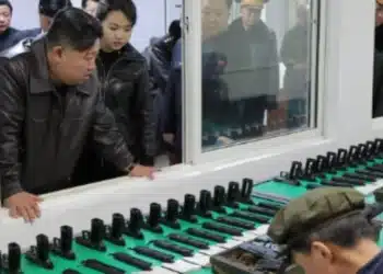 Kim Jong Un testa míssil que dispersa centenas de explosivos