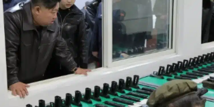 Kim Jong Un testa míssil que dispersa centenas de explosivos