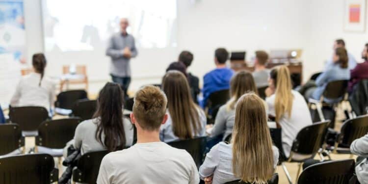 Curso gratuito capacita profissionais de Araxá para recolocação no mercado de trabalho