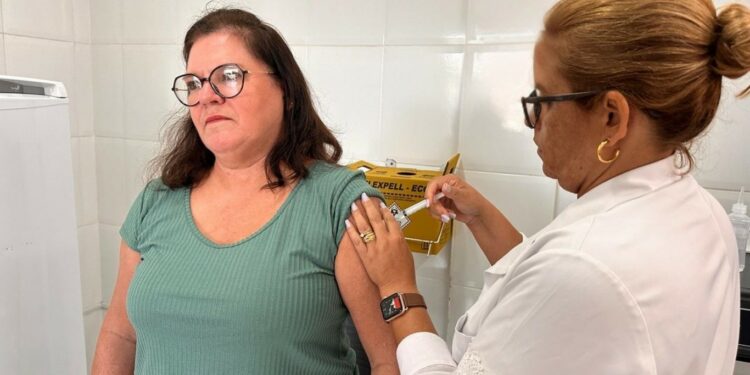 Vacinação itinerante leva imunização contra a gripe para mais perto da população em Araxá