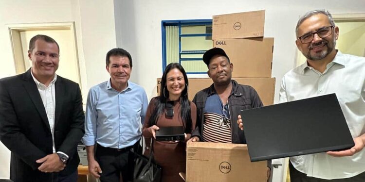Procon de Araxá recebe novos computadores para ampliar e modernizar atendimento à população