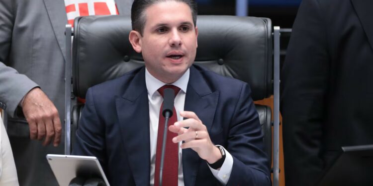 Lula procura Hugo Motta após vitória da 6×1 e mira construção de acordo no Senado