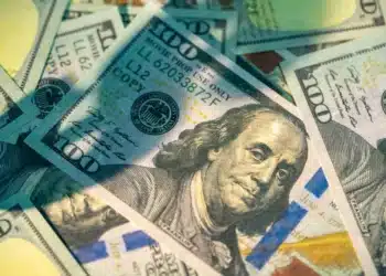 Dólar sobe com disparada do petróleo e acirramento de conflitos no Irã