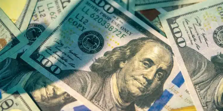 Dólar sobe com disparada do petróleo e acirramento de conflitos no Irã