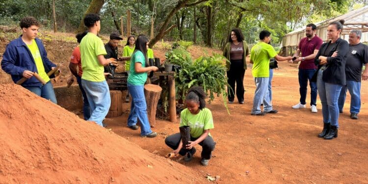 Adolescentes da Casa do Pequeno Jardineiro encerram Semana do Meio Ambiente com apresentações sobre sustentabilidade e futuro do planeta