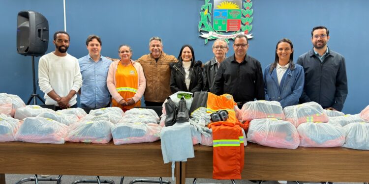 Prefeitura realiza entrega de uniformes e EPIs para servidores da Secretaria de Serviços Urbanos