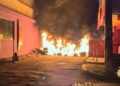 Operação na Maré contra o TCP tenta prender 56 pessoas por roubo e outros crimes; há tiroteio e barricadas em chamas