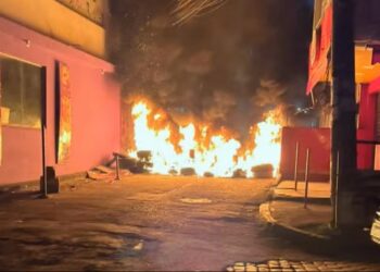 Operação na Maré contra o TCP tenta prender 56 pessoas por roubo e outros crimes; há tiroteio e barricadas em chamas