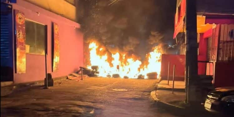 Operação na Maré contra o TCP tenta prender 56 pessoas por roubo e outros crimes; há tiroteio e barricadas em chamas