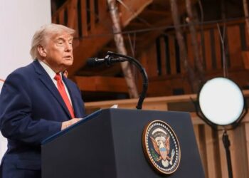 Trump diz que conversou com Lula no G7, chama Brasil de ‘país politicamente difícil’ e confunde filhos de Bolsonaro