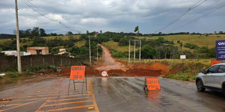 Acesso ao Mourão Rachado é interditado para execução de pavimentação asfáltica