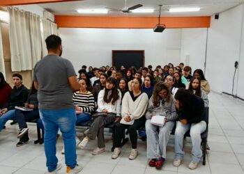 Prefeitura de Araxá promove workshops sobre primeiro emprego e alistamento militar nas escolas de ensino médio