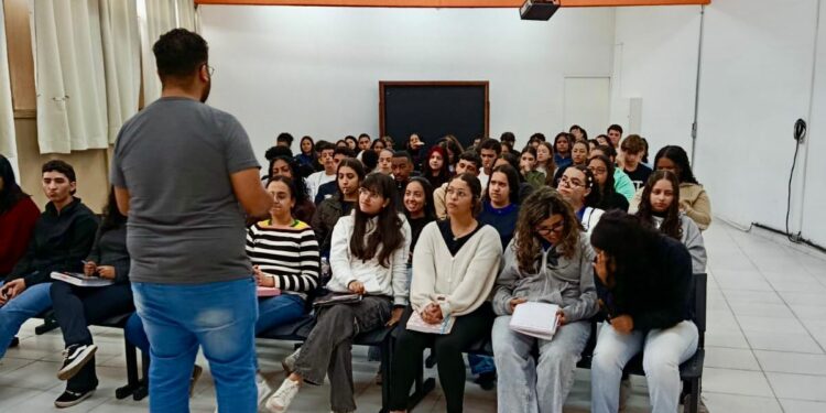 Prefeitura de Araxá promove workshops sobre primeiro emprego e alistamento militar nas escolas de ensino médio