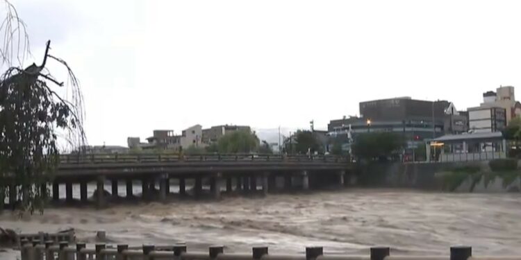Tufão provoca evacuação de milhões de pessoas e paralisa atividades no Japão e em Taiwan