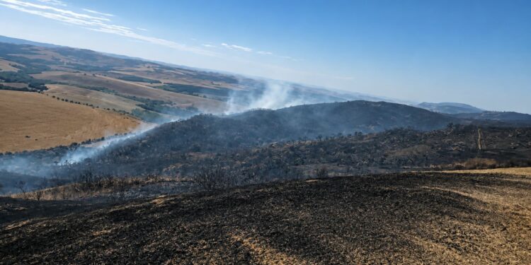 Prefeitura orienta produtores rurais sobre construção de aceiros para prevenir incêndios durante a estiagem