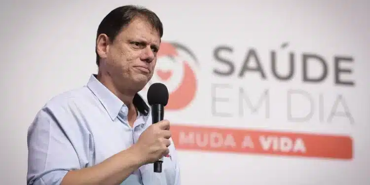 Tarcísio defende vacina do Butantan: “Suspensão ocorre por cautela”